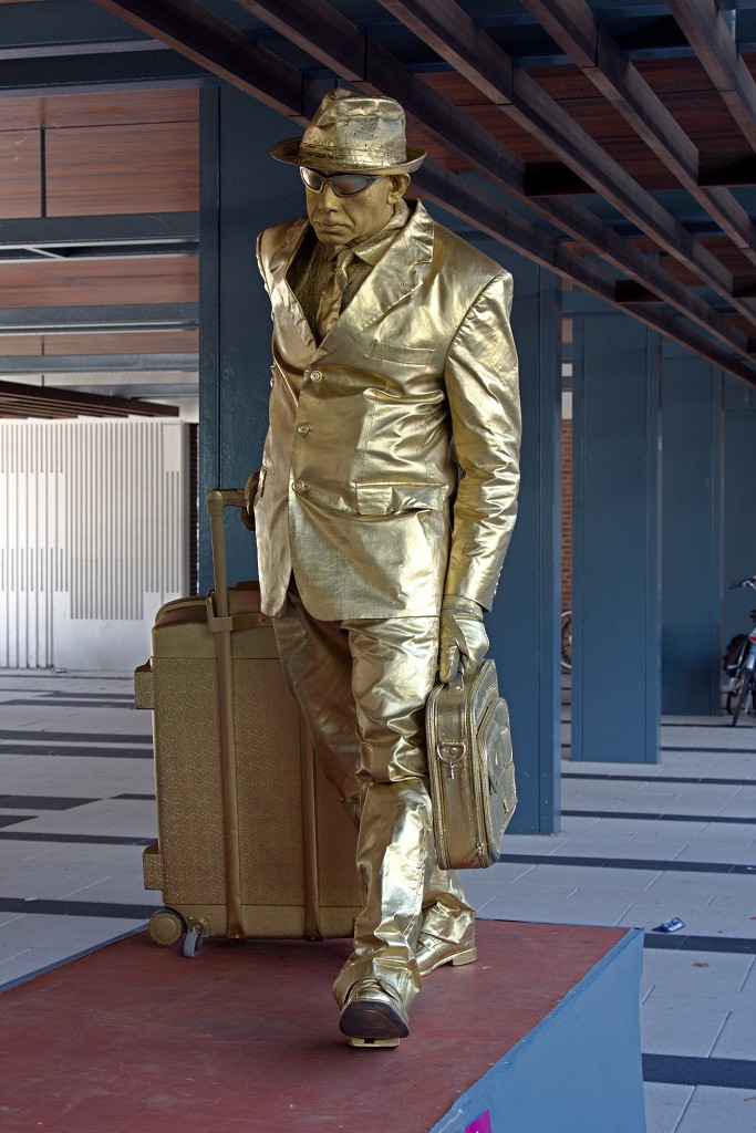 living statue levend standbeeld evenement event festival festiviteit kunst art straatkunst streetart artiest beeld beeldhouwwerk sculpture sculptuur